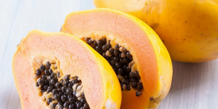 Papaya, eine Frucht voller falscher Mythen