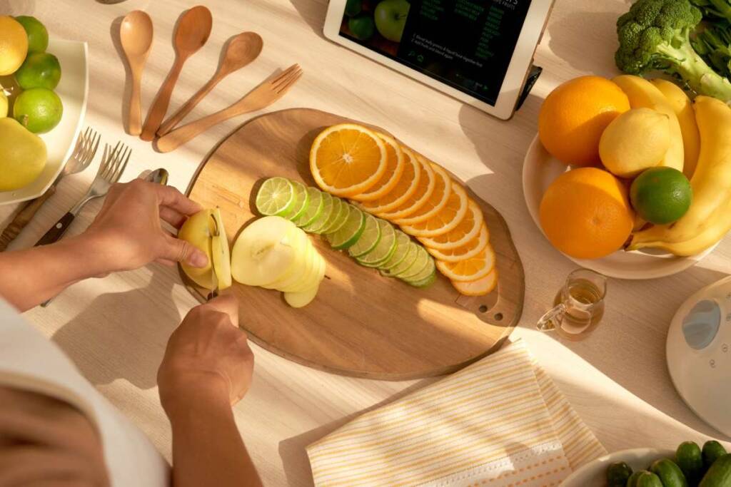Fruta fresca y natural para smoothies y zumos, destacando las tendencias en alimentación saludable 2025.