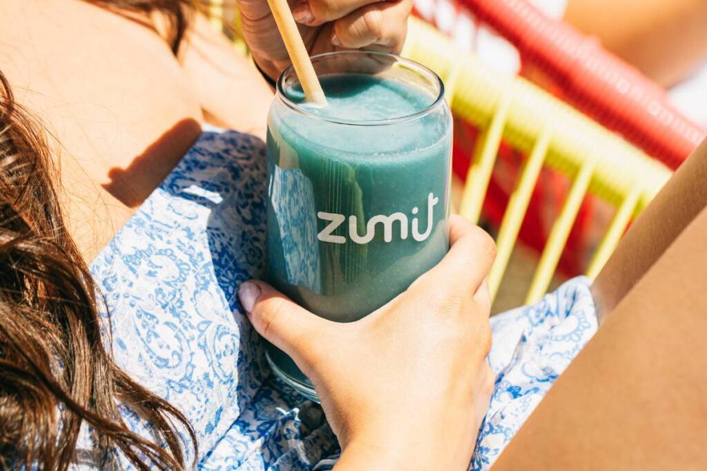 Smoothies veraniegos de Zumit en la piscina